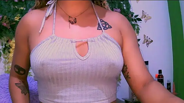 Snapshot of Crysrus chatting on 10.04.25 Crysrus online show from 10.04.25