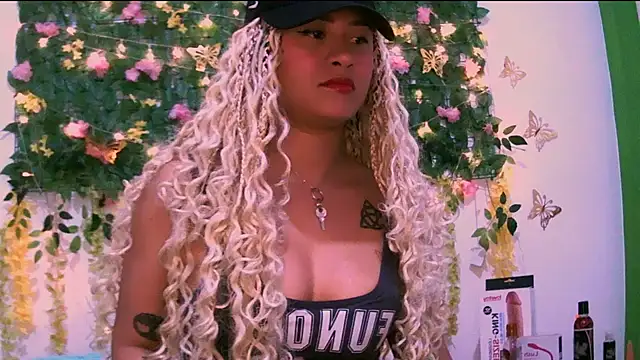 Snapshot of Crysrus chatting on 11.08.25 Crysrus online show from 11.08.25