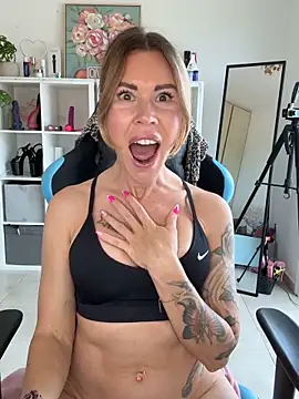 Snapshot of Lara_Bergmann chatting on 03.24.26 Lara Bergmann online show from 03.24.26