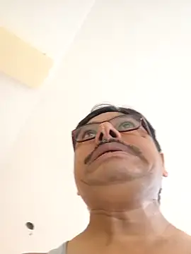 Snapshot of Srmotrs chatting on 09.15.25 Srmotrs online show from 09.15.25