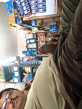 Snapshot of Srmotrs chatting on 09.19.25 Srmotrs online show from 09.19.25