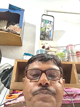 Snapshot of Srmotrs chatting on 09.29.25 Srmotrs online show from 09.29.25