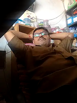 Snapshot of Srmotrs chatting on 09.30.25 Srmotrs online show from 09.30.25