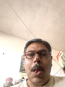 Snapshot of Srmotrs chatting on 10.23.25 Srmotrs online show from 10.23.25