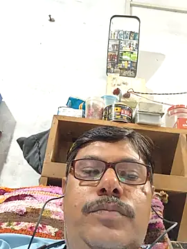 Snapshot of Srmotrs chatting on 10.25.25 Srmotrs online show from 10.25.25