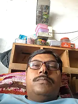 Snapshot of Srmotrs chatting on 10.28.25 Srmotrs online show from 10.28.25