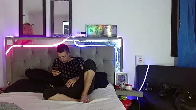 parejacaliente20154 online show from 02.13.25