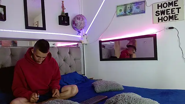 parejacaliente20154 online show from 02.28.25