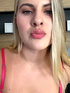 Snapshot of EmiilyAdams_ chatting on 12.21.25 EmiilyAdams online show from 12.21.25