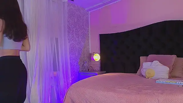 Snapshot of Julieta_Cortes__ chatting on 06.18.26 Julieta Cortes online show from 06.18.26