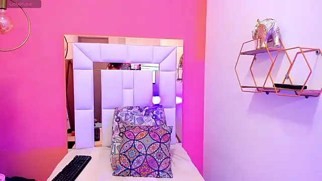 Snapshot of Alanna_hot3 chatting on 02.10.25 Alanna hot3 online show from 02.10.25