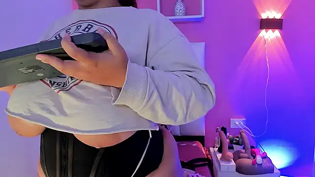 Snapshot of Alanna_hot3 chatting on 10.10.25 Alanna hot3 online show from 10.10.25