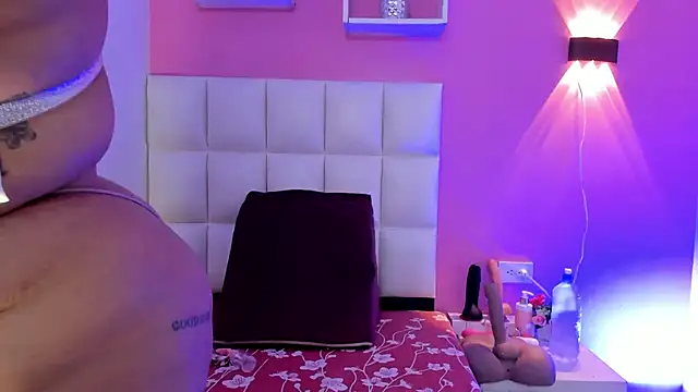 Snapshot of Alanna_hot3 chatting on 10.24.25 Alanna hot3 online show from 10.24.25