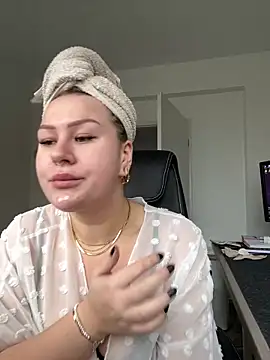 Snapshot of Fancy-Francy chatting on 01.14.25 Fancy-Francy online show from 01.14.25