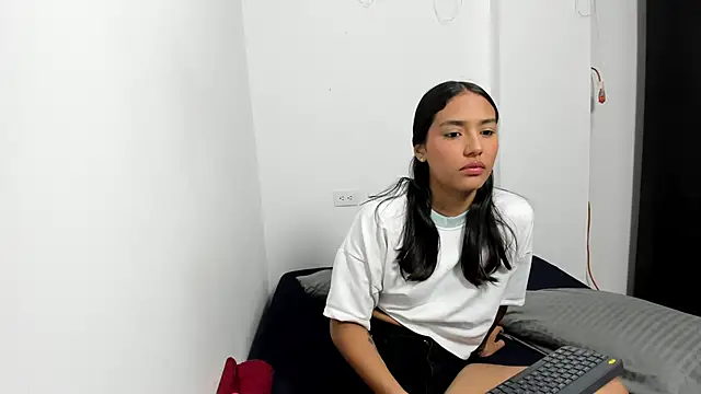 Snapshot of monse_02 chatting on 05.30.26 monse 02 online show from 05.30.26