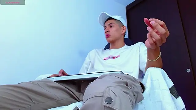 Snapshot of Valerio_20 chatting on 03.18.25 Valerio 20 online show from 03.18.25