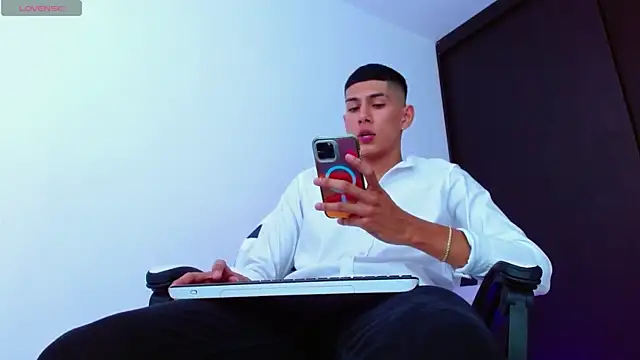 Snapshot of Valerio_20 chatting on 03.21.25 Valerio 20 online show from 03.21.25