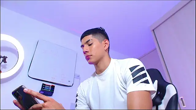Snapshot of Valerio_20 chatting on 05.21.26 Valerio 20 online show from 05.21.26