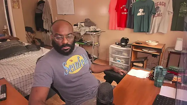 Snapshot of MrChuckDailyXXX chatting on 10.08.25 MrChuckDailyXXX online show from 10.08.25