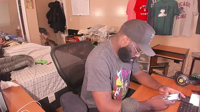 Snapshot of MrChuckDailyXXX chatting on 10.09.25 MrChuckDailyXXX online show from 10.09.25