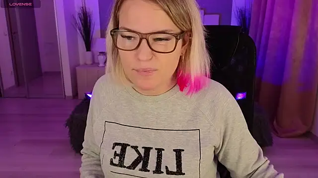 EVAshinyGIRL online show from 01.04.25