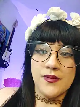 Snapshot of ItsNaiixa chatting on 12.17.24 ItsNaiixa online show from 12.17.24