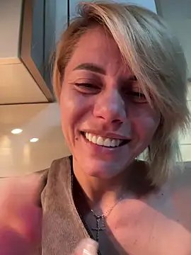 Snapshot of tanyagrey chatting on 11.19.25 tanyagrey online show from 11.19.25