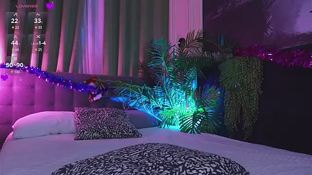 Snapshot of Mia__Peach chatting on 12.22.24 Mia Peach online show from 12.22.24