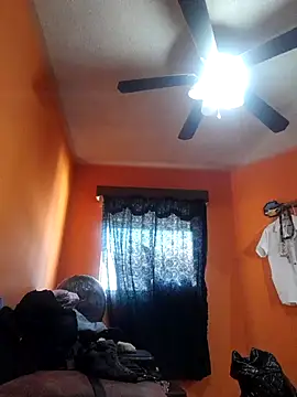 Snapshot of miicheele32 chatting on 03.18.25 miicheele32 online show from 03.18.25