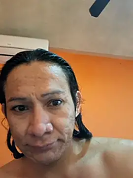 Snapshot of miicheele32 chatting on 11.05.25 miicheele32 online show from 11.05.25