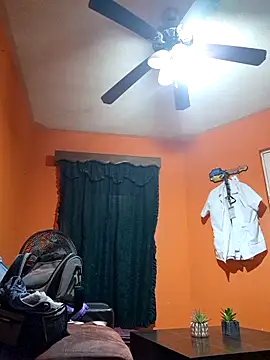 Snapshot of miicheele32 chatting on 11.13.25 miicheele32 online show from 11.13.25