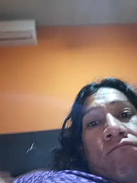 Snapshot of miicheele32 chatting on 11.21.25 miicheele32 online show from 11.21.25