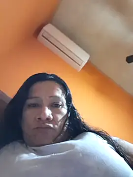 Snapshot of miicheele32 chatting on 11.22.25 miicheele32 online show from 11.22.25