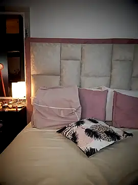 Snapshot of atheneacruize chatting on 11.19.25 atheneacruize online show from 11.19.25