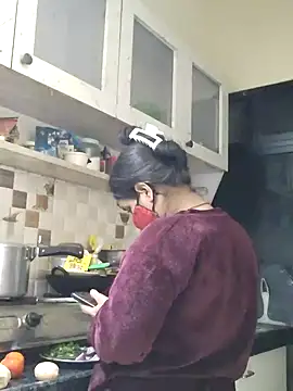 Snapshot of IND_COUPLE1 chatting on 12.14.24 IND COUPLE1 online show from 12.14.24