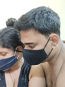 Snapshot of IND_COUPLE1 chatting on 02.14.25 IND COUPLE1 online show from 02.14.25