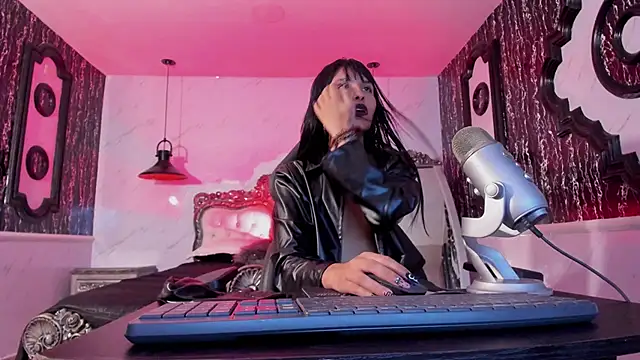 Snapshot of NAILAHARD chatting on 12.28.24 NAILAHARD online show from 12.28.24