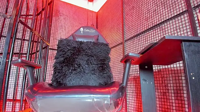 Snapshot of NAILAHARD chatting on 11.17.25 NAILAHARD online show from 11.17.25