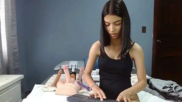 Snapshot of LiaOrtiz69 chatting on 12.10.24 LiaOrtiz69 online show from 12.10.24