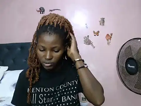 Snapshot of TrishaKalid chatting on 03.10.25 TrishaKalid online show from 03.10.25