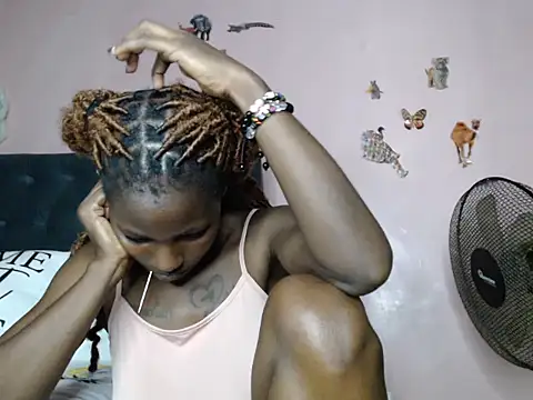 Snapshot of TrishaKalid chatting on 03.17.25 TrishaKalid online show from 03.17.25