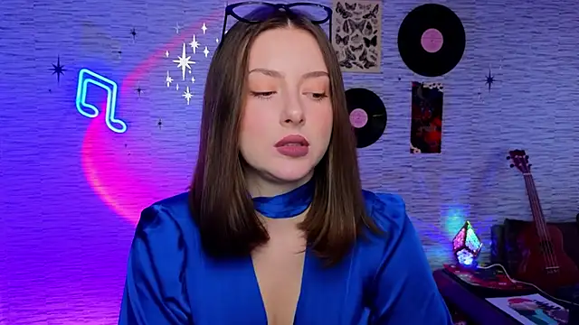 Snapshot of GloriaElmer chatting on 02.03.25 GloriaElmer online show from 02.03.25