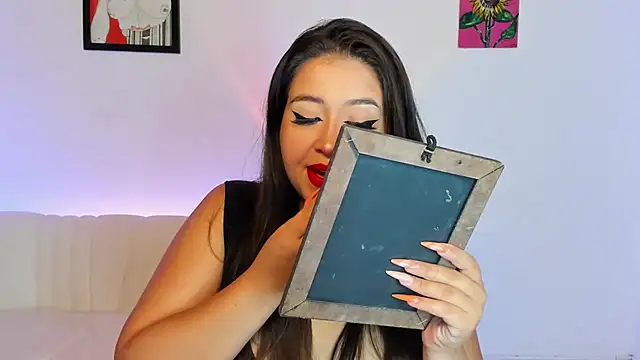 Snapshot of LiahDiaz chatting on 12.19.25 LiahDiaz online show from 12.19.25