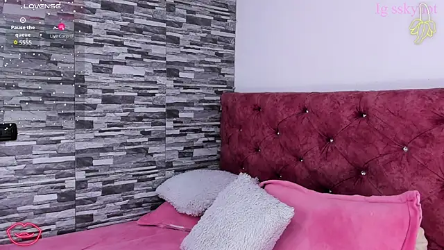 Snapshot of skyhotgirll chatting on 10.24.25 skyhotgirll online show from 10.24.25