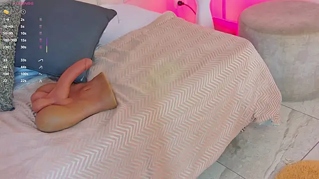 Snapshot of Mariapettit chatting on 10.31.25 Mariapettit online show from 10.31.25