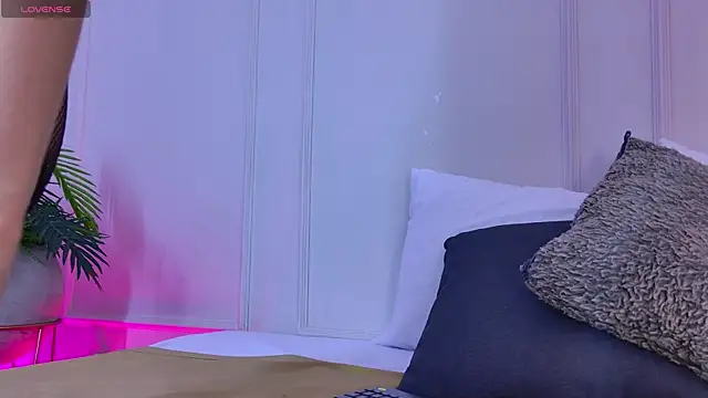 Snapshot of Mariapettit chatting on 11.11.25 Mariapettit online show from 11.11.25