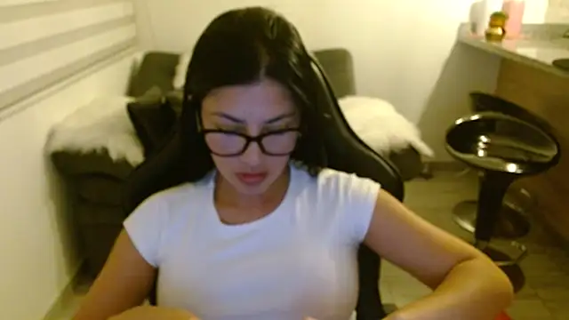 Snapshot of Charlotte_cute18 chatting on 06.14.26 Charlotte cute18 online show from 06.14.26