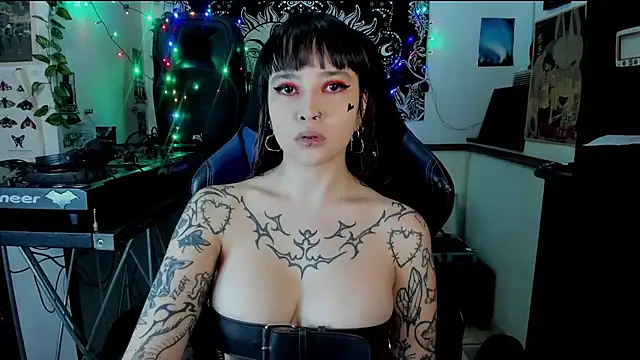 Snapshot of Demongirl6666 chatting on 02.27.25 Demongirl6666 online show from 02.27.25