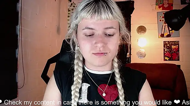 Snapshot of NEXT_DOOR_GIRL_ chatting on 01.22.25 NEXT DOOR GIRL online show from 01.22.25