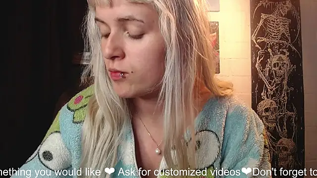 Snapshot of NEXT_DOOR_GIRL_ chatting on 01.25.25 NEXT DOOR GIRL online show from 01.25.25